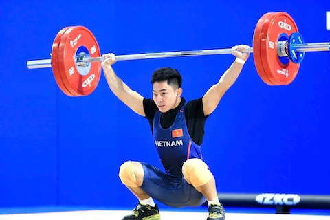 Lực sĩ K'Dương thi đấu ở hạng cân 60kg nam. Ảnh: Khả Hoà 