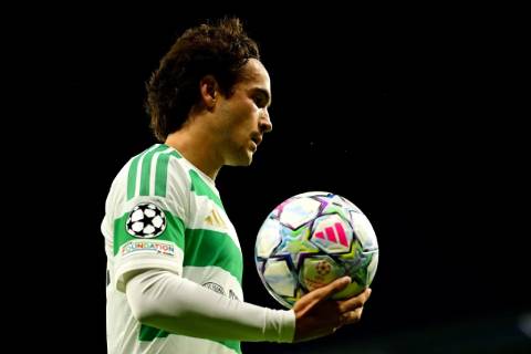 Mika Baur đang chơi ở Scotland cho Celtic