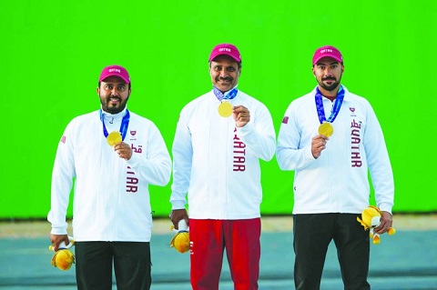 Al-Attiyah (giữa) cùng tuyển Qatar giành HCV nội dung bắn súng đĩa bay skeet đồng đội nam tại ASIAD 2026