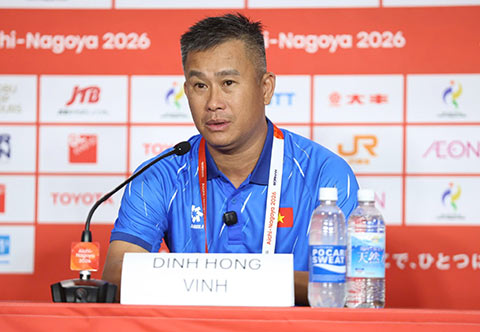 HLV Đinh Hồng Vinh chia sẻ, ông và HLV Kim Sang Sik thường xuyên trao đổi với nhau
