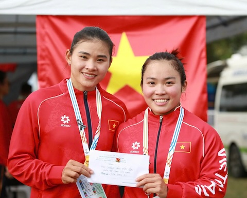 Hai tuyển thủ Nguyễn Thị Hương và Diệp Thị Hương được thưởng nóng sau khi giành HCĐ. Ảnh: Bùi Lượng