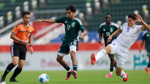 U23 Uzbekistan (áo trắng) đã có chiến thắng thuyết phục