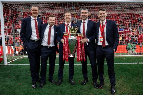 Ward (thứ hai từ trái sang) trong bộ máy lãnh đạo cũ của Liverpool