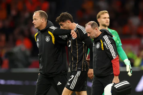 Havertz rời sân với sự chăm sóc của các bác sĩ