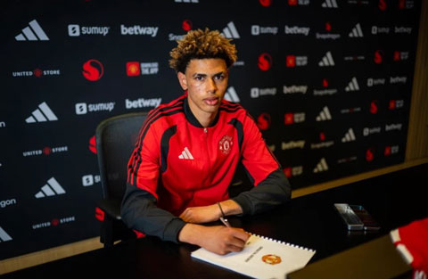Noah Ajayi chính thức ký hợp đồng chuyên nghiệp với MU - Ảnh: Manchester United