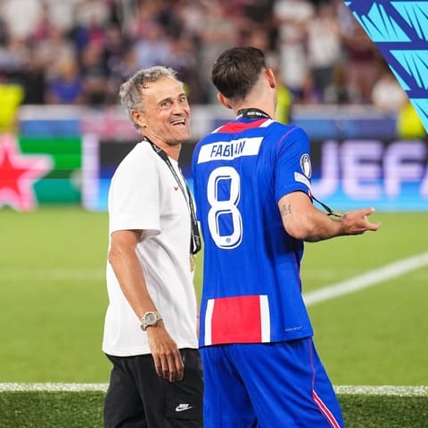 Fabian Ruiz có mối quan hệ gắn bó với HLV Luis Enrique. Ảnh: X