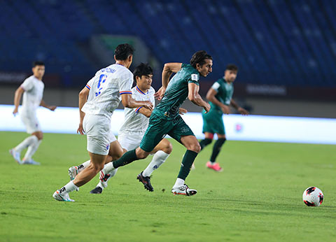 Thái Lan (áo trắng) áp đảo trước Pakistan (áo xanh). Ảnh: Đức Cường