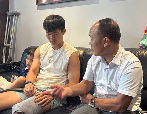 Tổng Thư ký VFF Nguyễn Văn Phú hỏi thăm động viên Đỗ Duy Mạnh