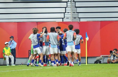 Các cầu thủ U23 Nhật Bản ăn mừng sau khi ghi bàn vào lưới U23 Triều Tiên