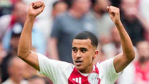 Ouazan đang chơi bóng ở Hà Lan cho Ajax