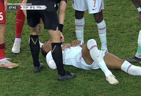 Mbappe bị đau ngay sau khi thực hiện cú dứt điểm ghi bàn duy nhất ở trận Thổ Nhĩ Kỳ vs Pháp