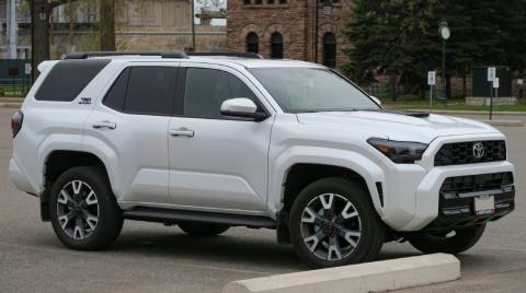 4Runner có thiết kế vuông vức đặc trưng của dòng SUV địa hình