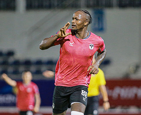 Mansaray tạo nên khác biệt cho đội khách. Ảnh: Thái Nguyên FC