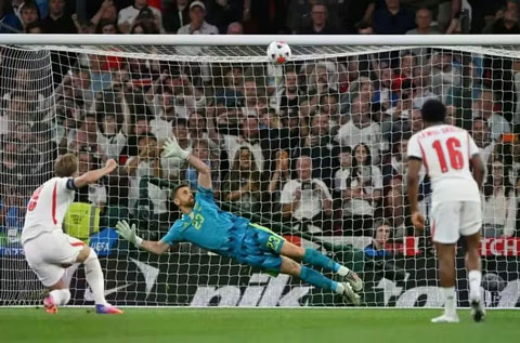 Kane cũng ghi bàn nhưng đá hỏng 1 quả phạt đền - Ảnh: getty images