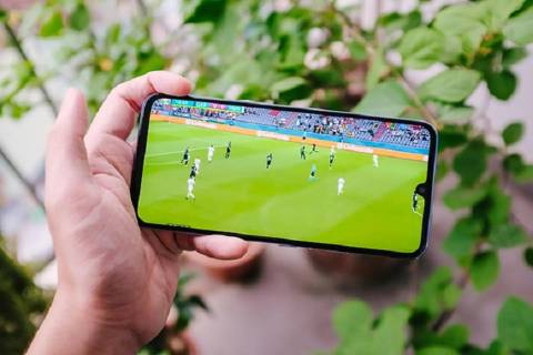 Cả iPhone 18 Pro Max và Pixel 11 Pro XL đều thích hợp để xem bóng đá