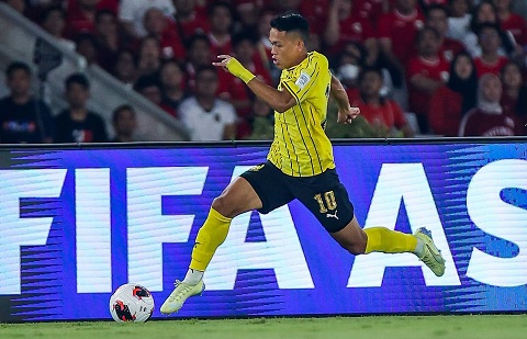 Arif của Malaysia đi bóng bên hành lang phải
