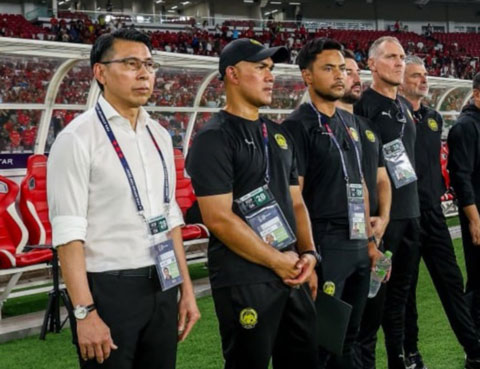 HLV Tan Cheng Hoe (áo trắng) của ĐT Malaysia