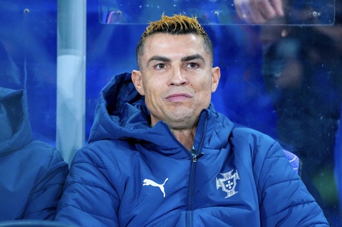Vẻ mặt "khó đăm đăm" của Cristiano Ronaldo khi ngồi ghế dự bị