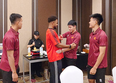 Khoảnh khắc Xuân Son nói lời chiay tay toàn đội