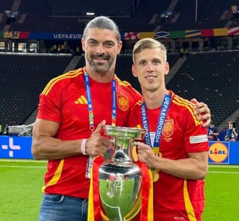 Dani Olmo và người đại diện Andy Bara. Ảnh: Facebook
