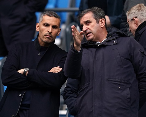 Ferran Soriano (phải), cùng với chủ tịch Khaldoon al-Mubarak (trái), tuyên bố sẽ tiếp tục đấu tranh chống lại các cáo buộc từ Premier League.
