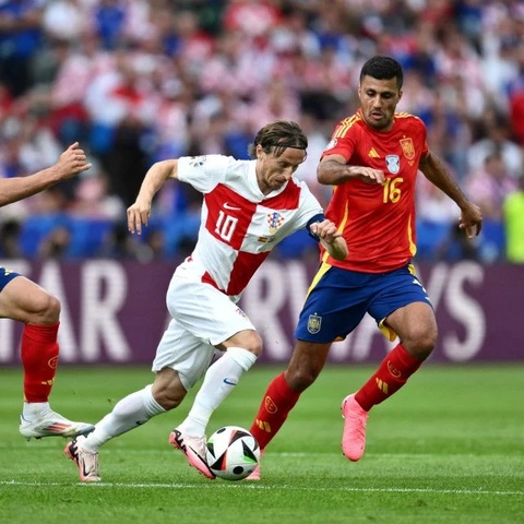 Luka Modric (trái) sẽ so tài với Rodri đêm nay