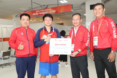 Trưởng đoàn Nguyễn Hồng Minh thưởng nóng cho chiếc HCĐ của Diễm Quỳnh. Ảnh: Bùi Lượng