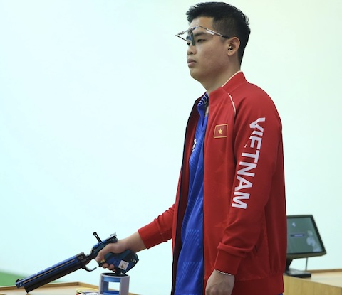 Quang Huy phải nỗ lực rất nhiều ở ngày thi cuối môn bắn súng. Ảnh: Bùi Lượng