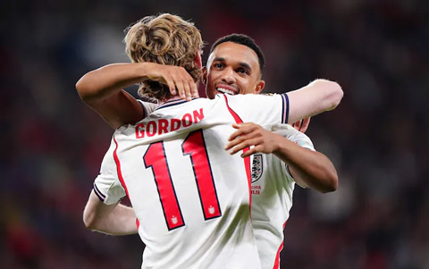 Trent chia vui với Gordon