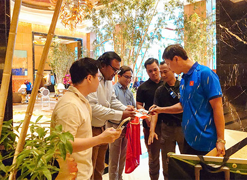 HLV Kim Sang Sik được CĐV Indonesia săn đón ở khách sạn ĐT Việt Nam tại Jakarta