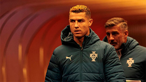 Ronaldo liên tiếp có hành động giận dỗi sau khi không được ra sân một phút nào ở trận gặp Na Uy