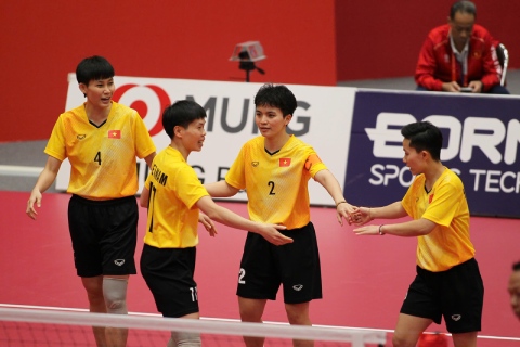 Đội cầu mây 4 nữ xuất sắc đánh bại Thái Lan 2-0 để đứng đầu bảng A Ảnh: Bùi Lượng