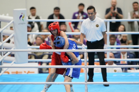 Nguyễn Thị Tâm (áo đỏ) đánh bại Balkibekova với tỷ số 5-0 để giành quyền vào chung kết Ảnh: Bùi Lượng
