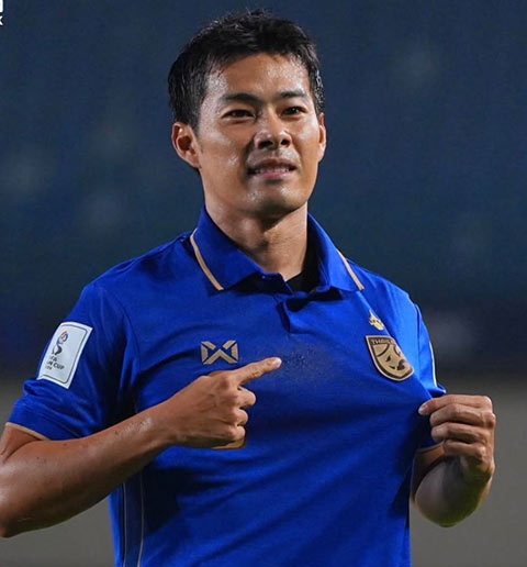 Sarach Yooyen ghi bàn mở tỉ số trong trận thắng 2-0 trước Việt Nam của Thái Lan
