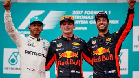 Max Verstappen (giữa) vô địch Sepang 2017 khi mới 20 tuổi