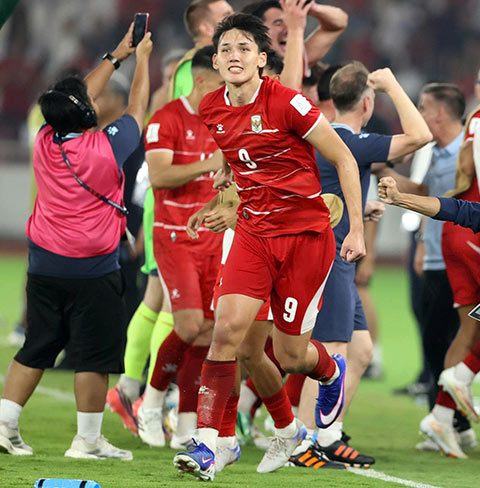 Mitchell Baker ghi 5 bàn trong chiến thắng 9-2 của Indonesia trước Bangladesh. Ảnh: Đức Cường