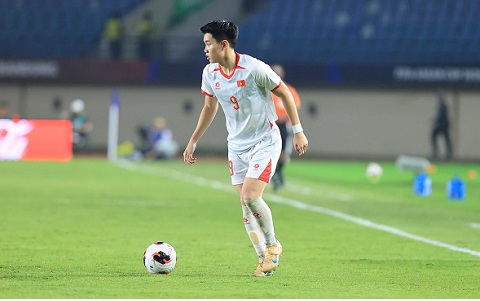 Đình Bắc dự bị ở trận Việt Nam vs Pakistan. Ảnh: Đức Cường 