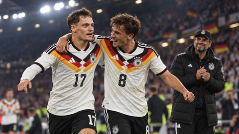 Tom Bischof (phải) và Florian Wirtz đã có màn kết hợp khá ăn ý tại ĐT Đức