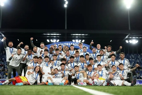 Các cầu thủ và nhân viên học viện Real Madrid sau khi giành chức vô địch UEFA Youth League vào tháng 4/2026