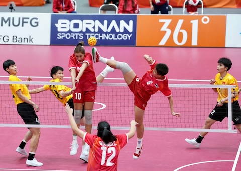 Màn tranh tài quyết liệt của cầu thủ hai đội Việt Nam (áo vàng) và Thái Lan. Ảnh: Bùi Lượng
