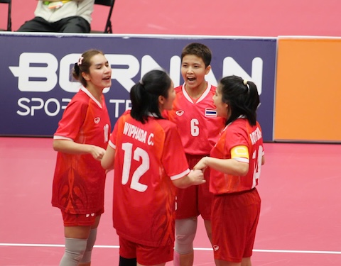 Sự phấn khích của các cô gái Thái Lan. ảnh: Bùi Lượng