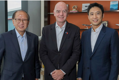 Chủ tịch FIFA - Infantino công bố chuyến đi trên tài khoản Instagram cá nhân bằng loạt hình ảnh chụp cùng Chủ tịch HKFA Pui Kwan-kay, Chủ tịch Eric Fok Kai-shan và Tổng thư ký Charles Cheung.