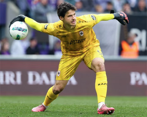 Lammens trên đường chiếm suất bắt chính của Courtois ở ĐT Bỉ