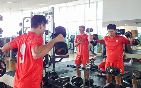 ĐT Việt Nam tập phục hồi trong phòng gym sau trận thắng Pakistan