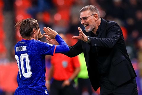 Modric ăn mừng bàn thắng với Bilic