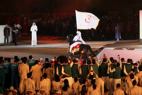 Lá cờ ASIAD được trao cho Doha, thành phố sẽ đăng cai đại hội vào năm 2030. Ảnh: Bùi Lượng