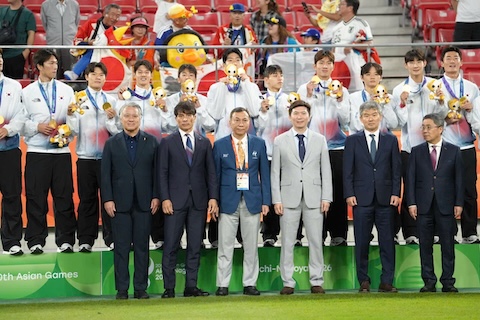 Ông Trần Quốc Tuấn tại lễ trao giải môn bóng đá nam ASIAD 2026. Ảnh: VFF 