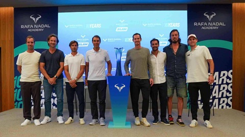 Rafael Nadal (thứ 4 từ trái qua) cùng các tay vợt lừng danh trong sự kiện kỷ niệm 10 năm học viện của Nadal