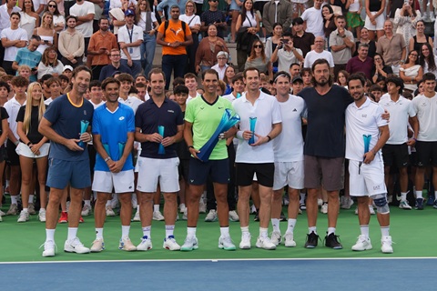 Đội của Nadal (thứ tư từ trái qua) đối đầu với đội của Murray (thứ tư từ phải qua)