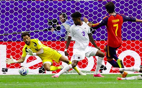 Vozinha làm nản lòng các chân sút Tây Ban Nha